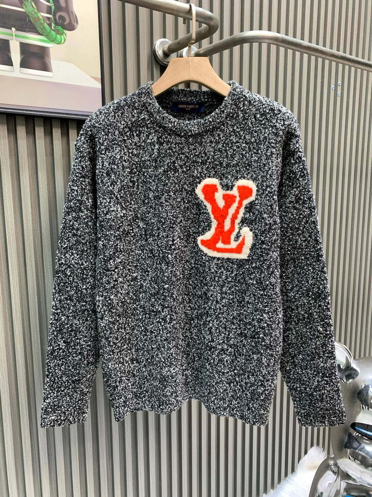🅿️350 🀄️ Louis Vuitton 1v 25FW mirrored logo intarsia sweater (grey) originally purchased for 10,900, new color in 23 years, custom-woven and dyed sheep wool 55%, yak hair 21%, nylon 20%, spandex 4% wool loop yarn, brown loop yarn with gray color, high ductility and good elasticity It is different from the non-elastic version on the market. The special washing process is very soft and skin-friendly. Positive 3-needle knitting process. The thickness of each stitch of the intarsia at the clothing logo is consistent with ZP. The back logo is a mirror intarsia. The upper body is skin-friendly and versatile. Wear it in front of others. A powerful autumn and winter item.